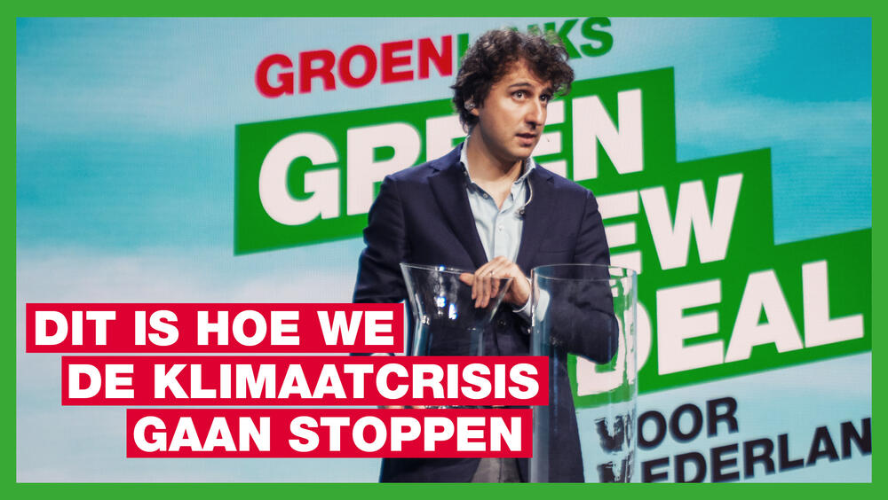 Jesse Klaver tijdens een presentatie met de tekst Dit is hoe we de klimaatcrisis gaan stoppen