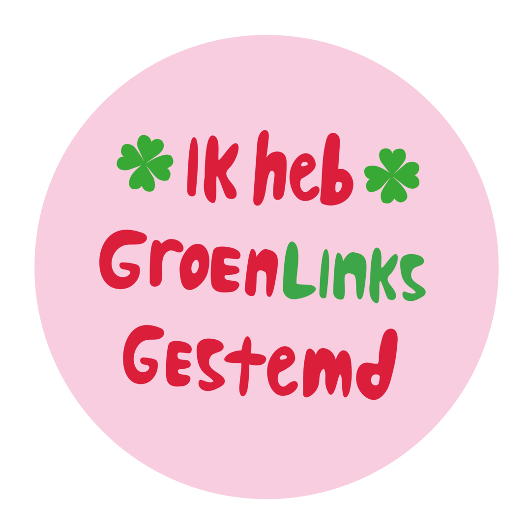 Een illustratie van een roze cirkel waarin staat Ik heb GroenLinks gestemd. In rode en groene letters. Met twee klavertjes erbij
